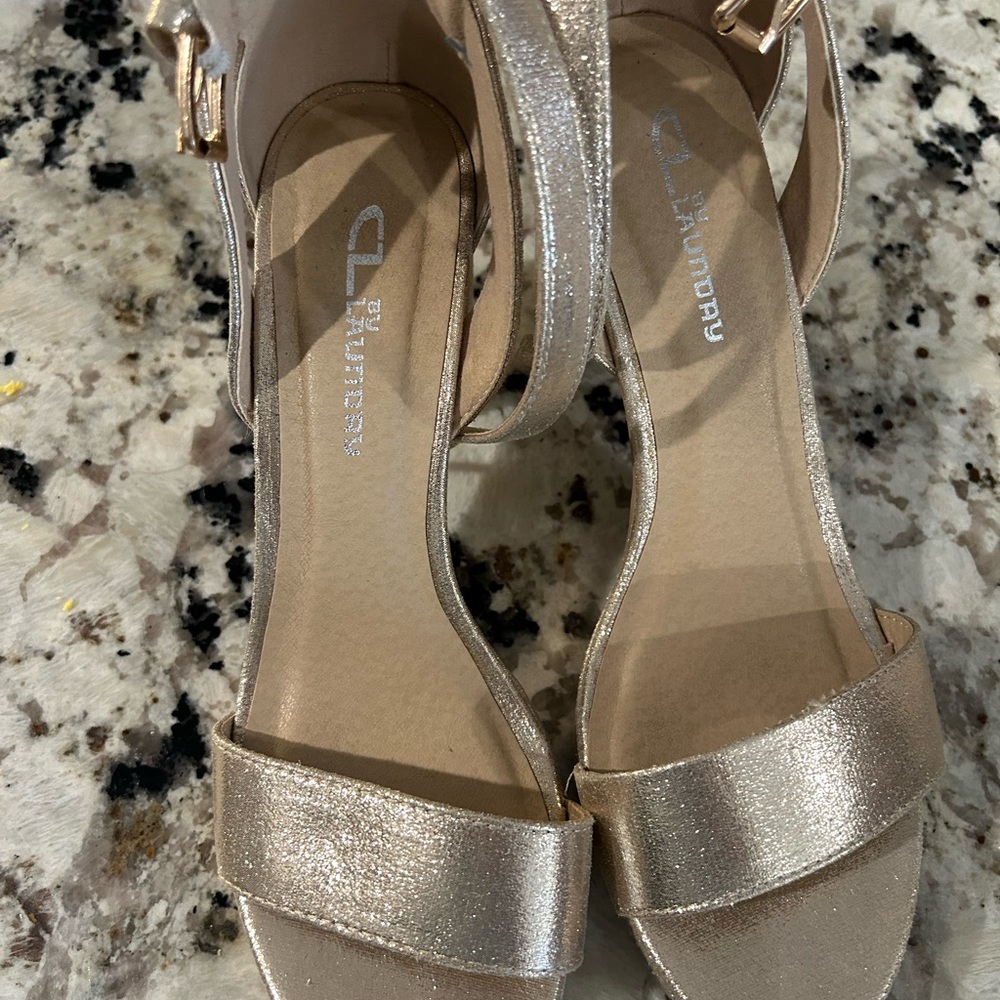 CL BY LAUNDRY GO ON SANDAL size 10. Gold.